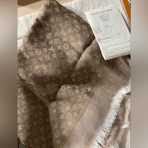 LV shawl